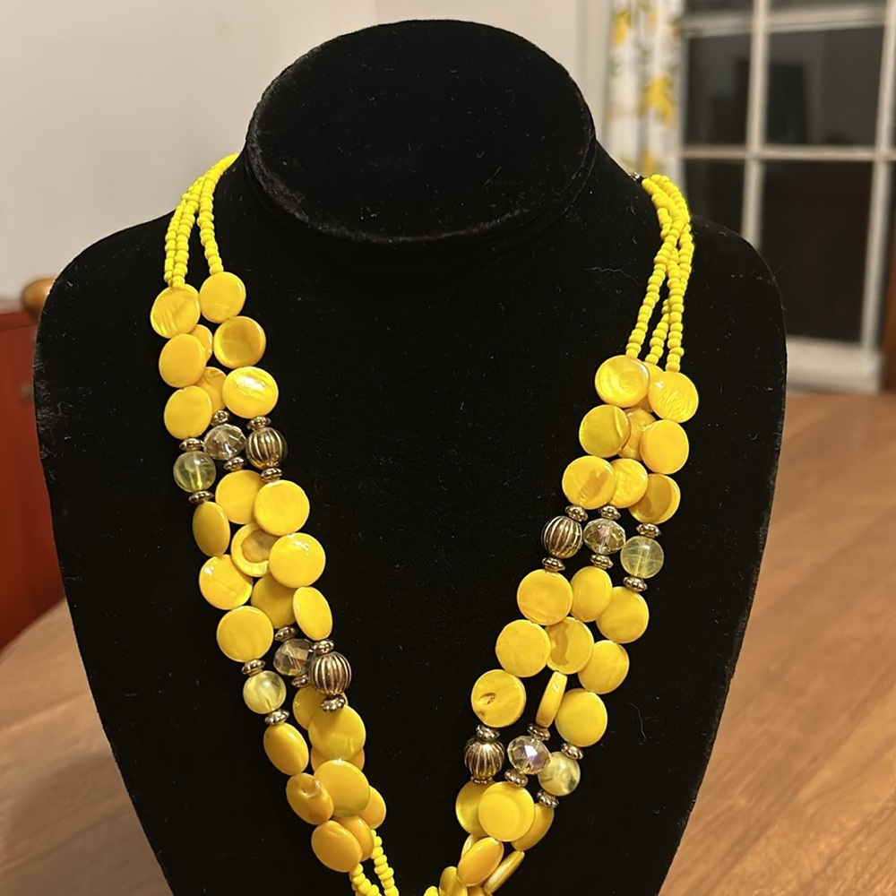 Pretty in YELLOW necklace with big round shell pendant. - Picture 3 of 3
